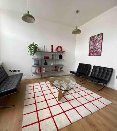 Entire Industrial Style Apartment With Free Parking & Wifi