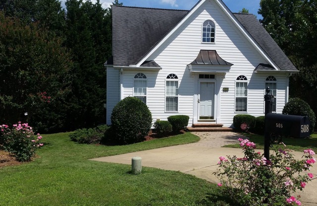 Entire tidy and cozy 2/1 home in prime location