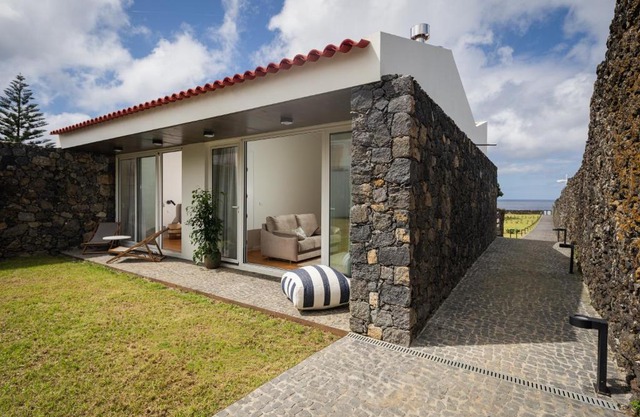 ENTRE MUROS - Turismo Rural - Casa com jardim e acesso direto ao mar