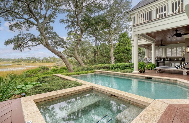 Enviable location, pool with breathtaking scenery at every turn.