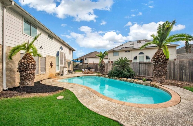 Epic 7BR w/Pool + Billiards | 25 Mins to Downtown