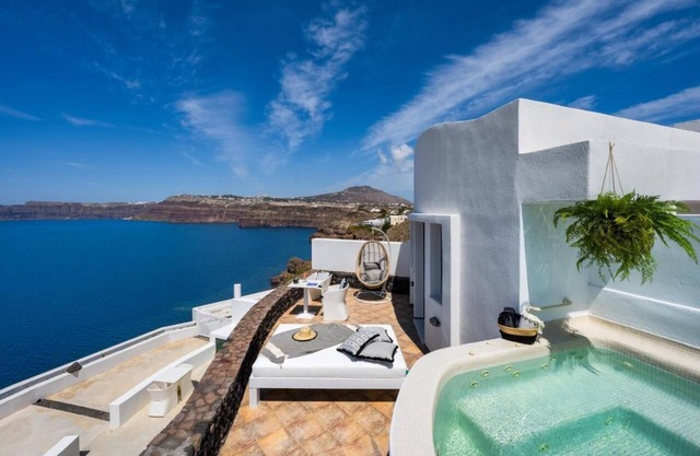 Epic View Royal Suite With Hot tub and Sea View