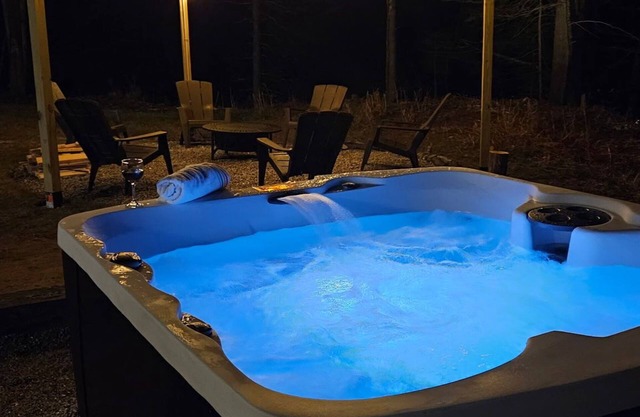 Escape for 8. HotTub, Gym, Firepit, Brook & Big Yard Near Outdoor Adventures