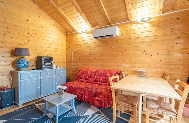 "Escape in complete serenity: Charming chalet with private pool and terrace in Saujon"