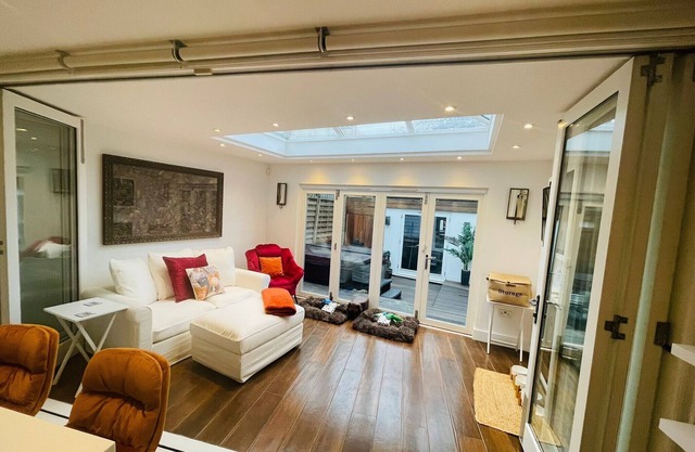 Escape London in London - Wanstead village - Dove house - hottub and gym!