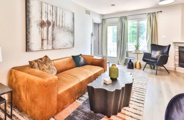 Escape the City in our Chalet Townhouse for 8 - w/ Jacuzzi & Access to Pool /Gym