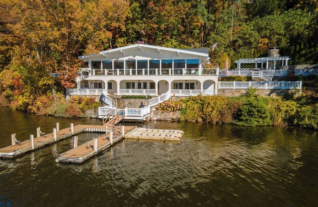 Escape to a Luxury Lakehouse Retreat- Chefs Indoor Outdoor Kitchen Hot Tub Steam