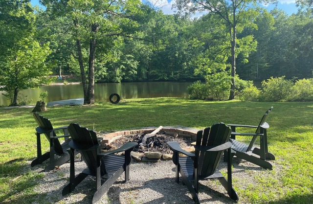 Escape to Banjo Bungalow your cozy 2-bdrm lakefront cabin on 27 private acres