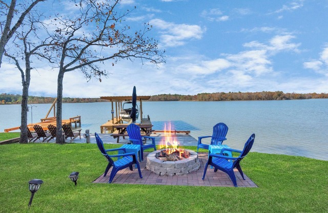 Escape to Dockside -Lakefront Villa on Livingston