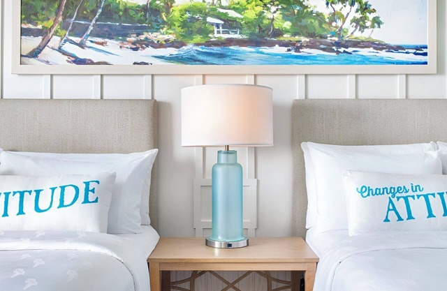 Escape to Island Vibes in a Kansas City Retreat w/Swimming Pool & Pet Friendly