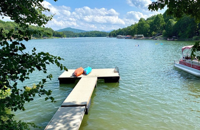 Escape to Lakeview Mountain Inn, serene lakeside beauty.