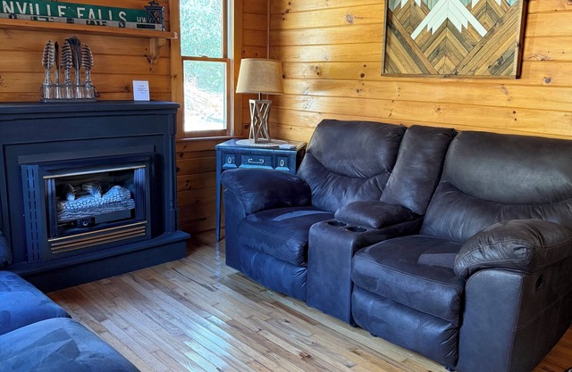 Escape to Linville Falls & Jonas Ridge: Spacious home, yard and adorable creek!