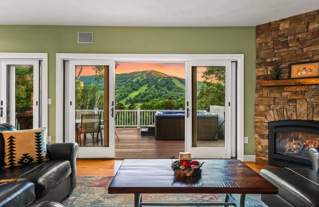 Escape to Mountainview Haven: Spacious Retreat with Hot Tub at Mount Snow