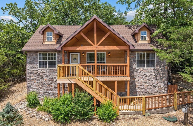 Escape to our charming 2 bdrm cabin in Stonebridge