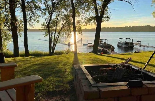Escape to our cozy Lakeside Cabin-great sunset views-1 hour from Cities