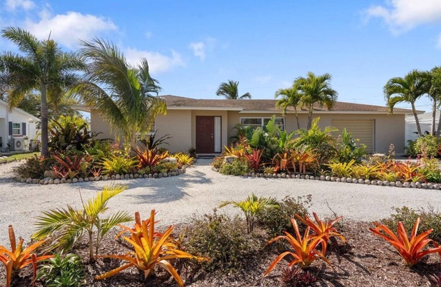 Escape to Paradise at Coconut Palms: Your 2 bed 2 bath Tropical Retreat Awaits!