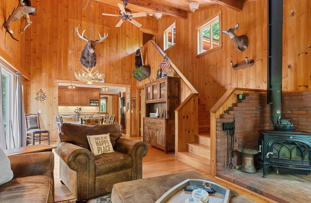 Escape to Serene Tranquility: Unwind in a Charming Retreat in Brownfield, Maine