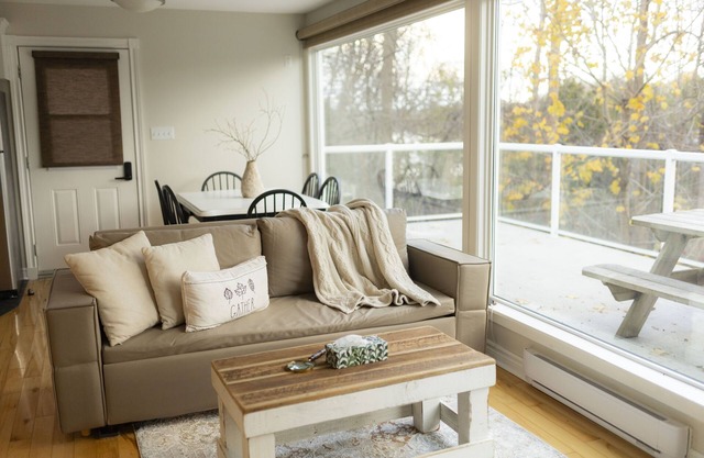 Escape to the cottage by the water in South Hampton. Explore and unwind.