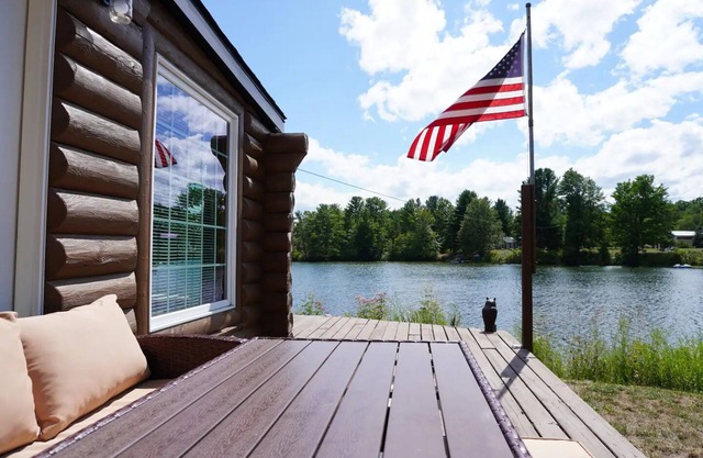 Escape to this relaxing lakeside retreat! 🛶 Enjoy a peaceful back porch, cozy fire pit 🔥, and stunning water views. Perfect for unwinding and making memories! 🌅