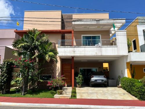 Espaçosa casa em condomínio