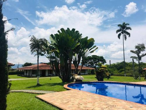 Espectacular finca con piscina cerca al parque del cafe