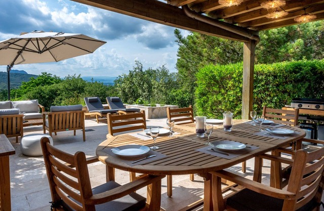 Esprit du Sud Holiday rental with 3 bedrooms, private garden and beautiful view