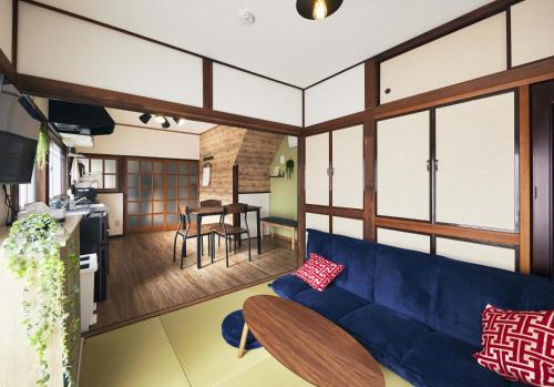 Est house KAMEARI -Entire Tokyo House with Direct Bus Access to Airport and Disney in a Peaceful Local Neighborhood with 24 Hour Shops and Dining Options-