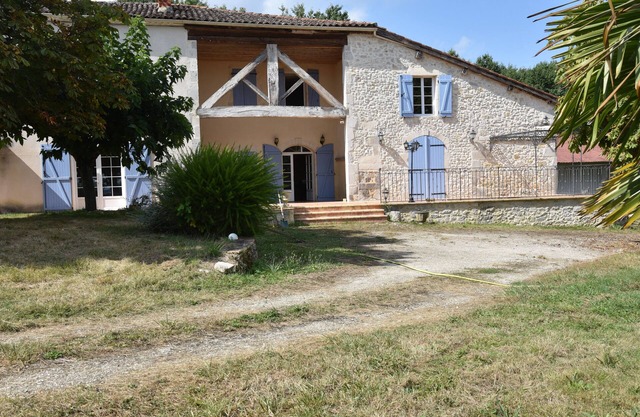 Estate, pretty farm 180m2 4 bedrooms with shower room, swimming pool, woods and private lake, fishing