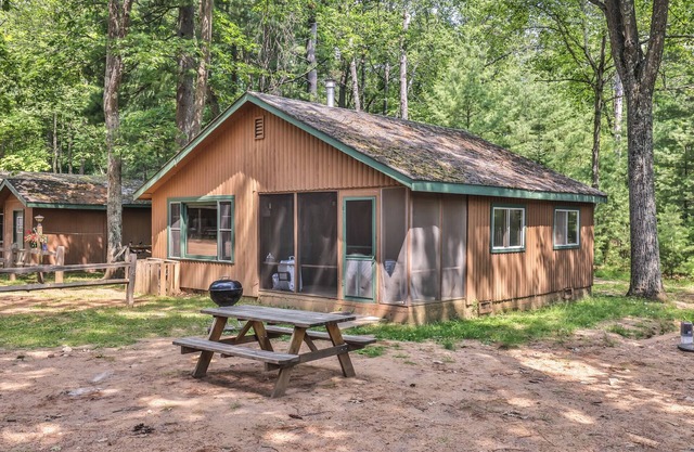 Estrold's Resort- Driftwood Cabin