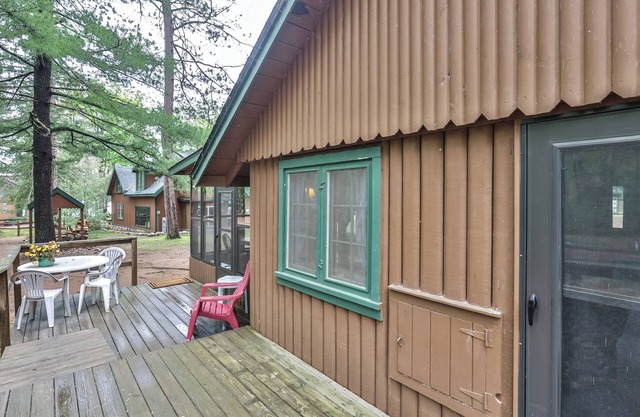 Estrold's Resort- Pine Cabin