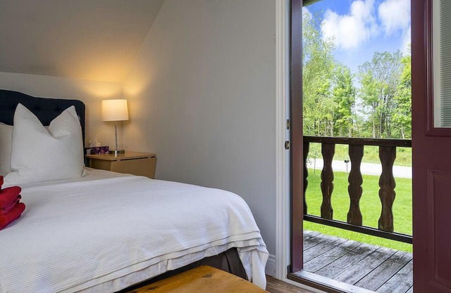 Etherington Cottage · 5 Acre-Scotch Mtn, Beautiful 5 Bedroom Log Cottage