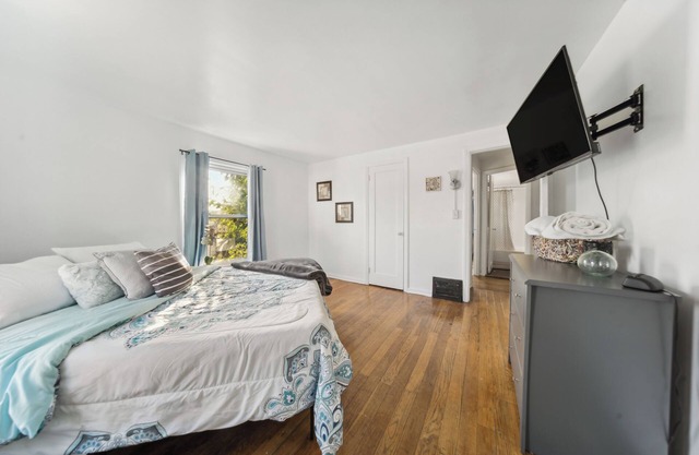 Euclid 3-BR 1-bath, just 12 min to Cleveland: King Bed, Smart TV