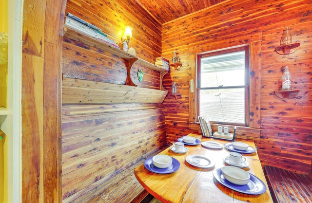 Eureka Springs Vacation Rental < Half-mi to Dtwn!