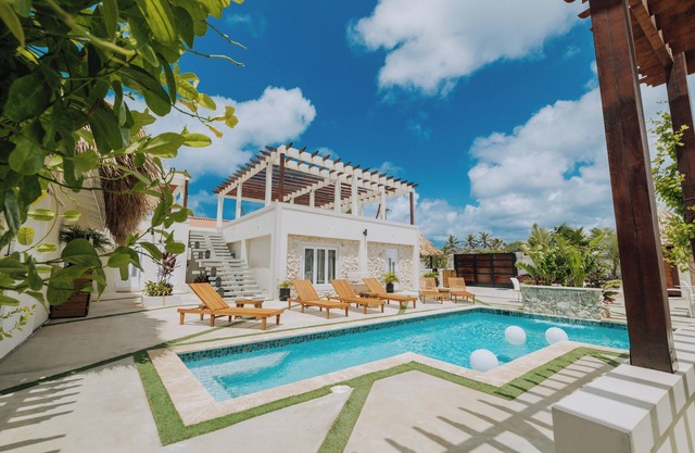 Eva Resort - Ocean Charm and Poolside Bliss by Lucha