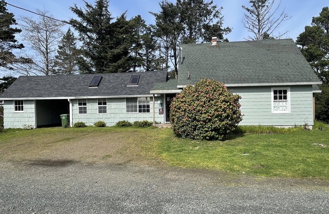 Evelyn's End #148 - Classic, comfortable cabin. Pet friendly & near beach!
