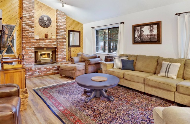 Evergreen Estate- Relaxing Family Resort Chalet