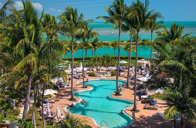 Everything you Need for Comfort: Pool Access and Full kitchen in your Suite!