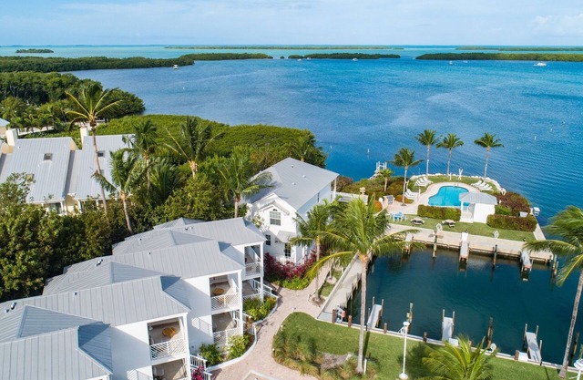 Everything You Need For The Perfect Vacation! 3 Sleek Units, Beachfront, Pool
