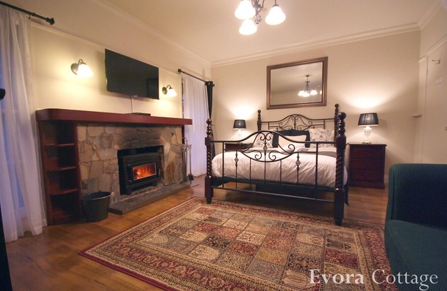 Evora Cottage with spa bath & wood fireplace