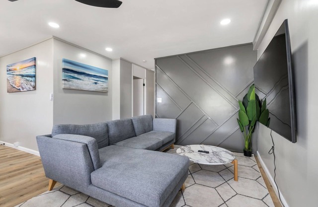 Ewa Beachside 3BR - Upto 6, WiFi, AC + Golf & Shop