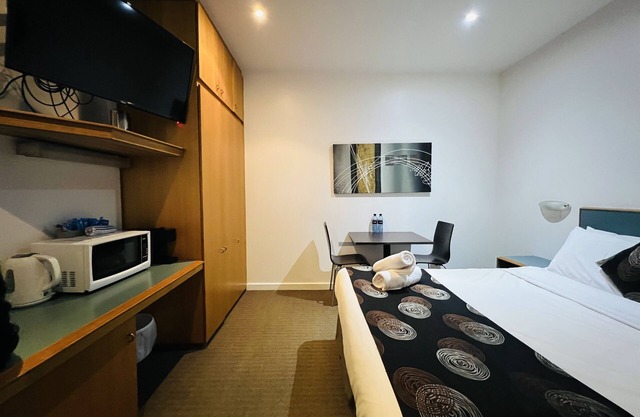 Ex hotel studio ensuite room in city☑️