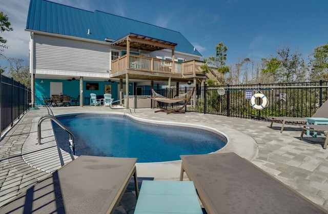 Excellent 5BR Waterfront Escape! Pool, Game Room