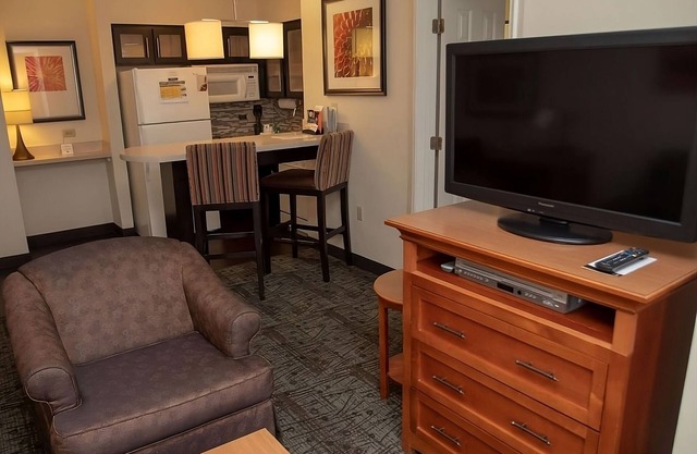 Excellent Choice! 2 Suites w/Free Breakfast, Full Kitchens, Outdoor Pool!