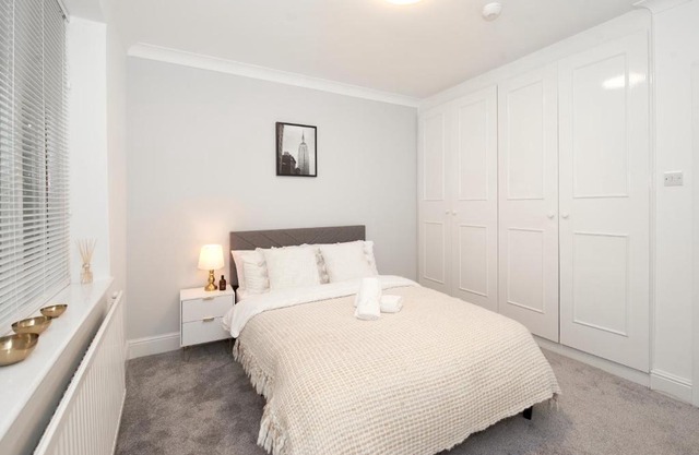 Excellent, Three bedroom North London Apartment with Free Parking