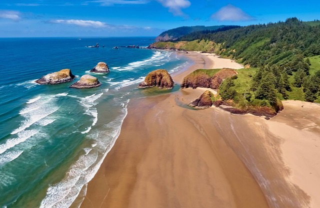 Exceptional Private Coastal Getaway, Fire-Pit, Ping Pong, Deck and Yard, 1/2 Mile to Beach
