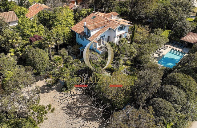 EXCEPTIONAL RESIDENCE WITH SWIMMING POOL