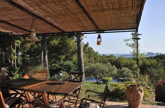 Exceptional setting, very beautiful view of sea and hills, not overlooked,