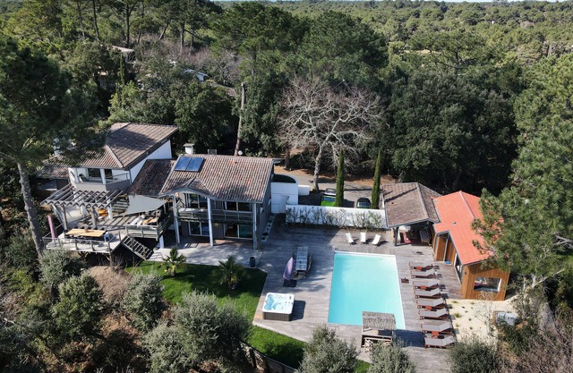 Exceptional villa on golf course, beach and lake 1.8 K, swimming pool, gym, jaccuzi