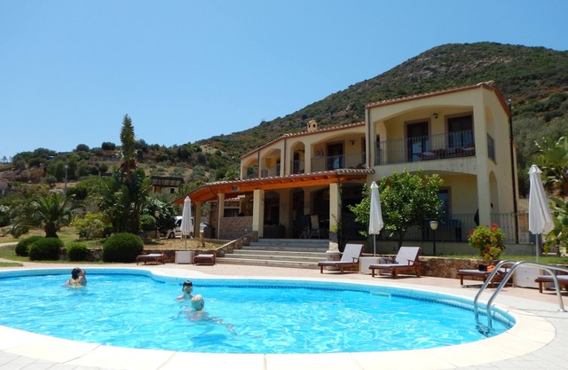 Exceptional villa: 400 m² for 15 people, with pool