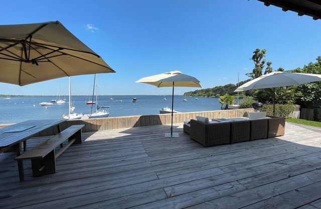 EXCEPTIONAL VILLA BY THE LAKE IN A QUIET AREA WITH PRIVATE PONTOON